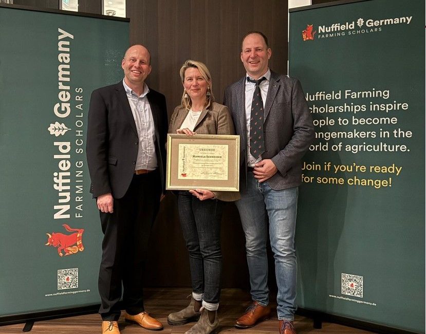 Eine Gruppe von Menschen, die für ein Foto posieren und den Moment wie einen automatisch gespeicherten Entwurf festhalten - für bleibende Erinnerungen.