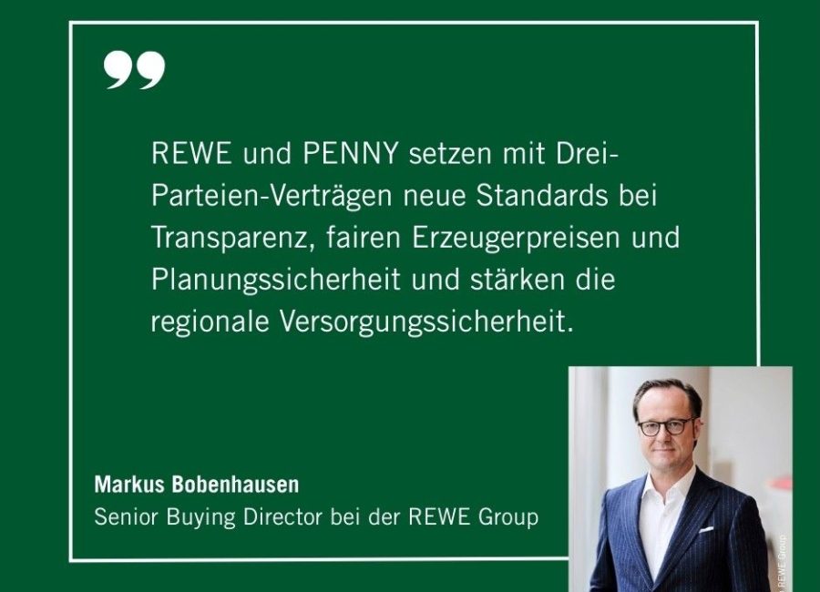 Zitat von Markus Bobenhausen, Senior Buying Director bei der REWE Group, mit seinem Foto. Der Text hebt hervor, wie REWE und PENNY neue Standards bei Transparenz und fairen Preisen entlang der gesamten Wertschätzungskette setzen.