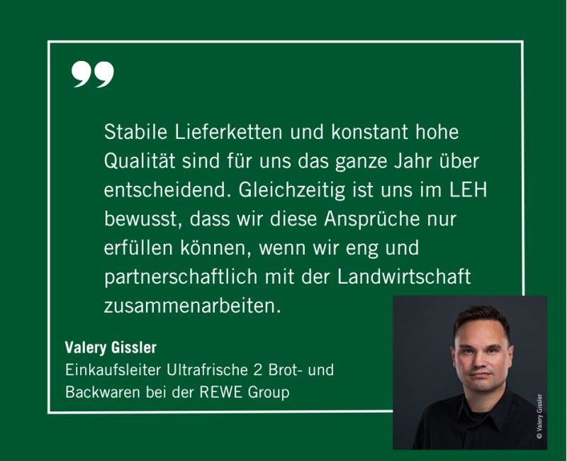 Ein grünes Zitatfeld mit einem Text in deutscher Sprache über Lieferketten und Qualität, in dem die Initiative Plattform Ackerbau (IPA) hervorgehoben wird und der Valery Gissler von der REWE Group zugeschrieben wird, mit seinem Porträt in der rechten unteren Ecke.